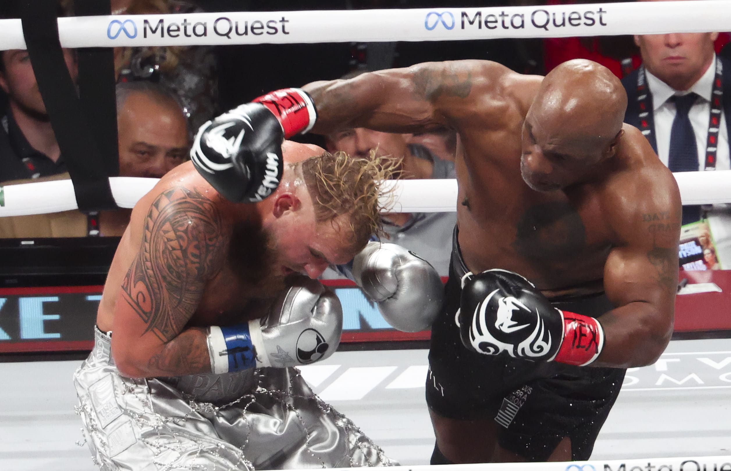 Mike Tyson fights Jake Paul